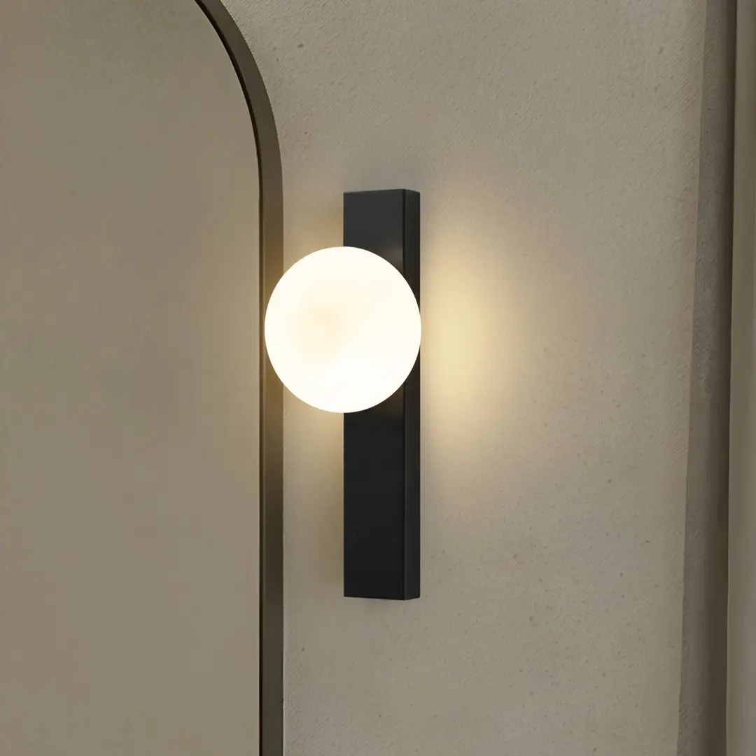 Lindby Bad-Wandleuchte Tavrik, schwarz/weiß, Höhe 30cm, Glas