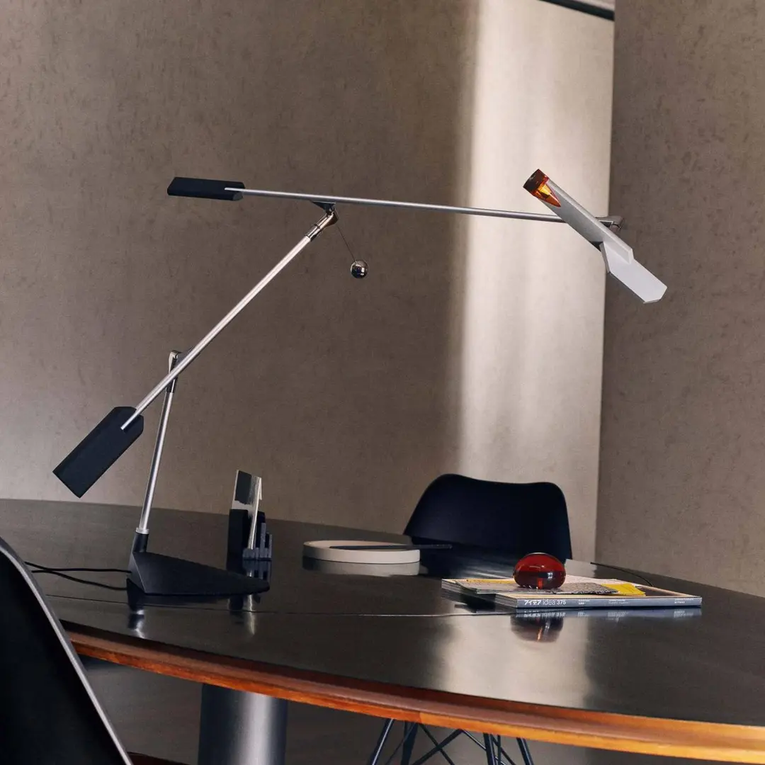 Stilnovo LED-Tischlampe Halley, Ausladung 100 cm, grau