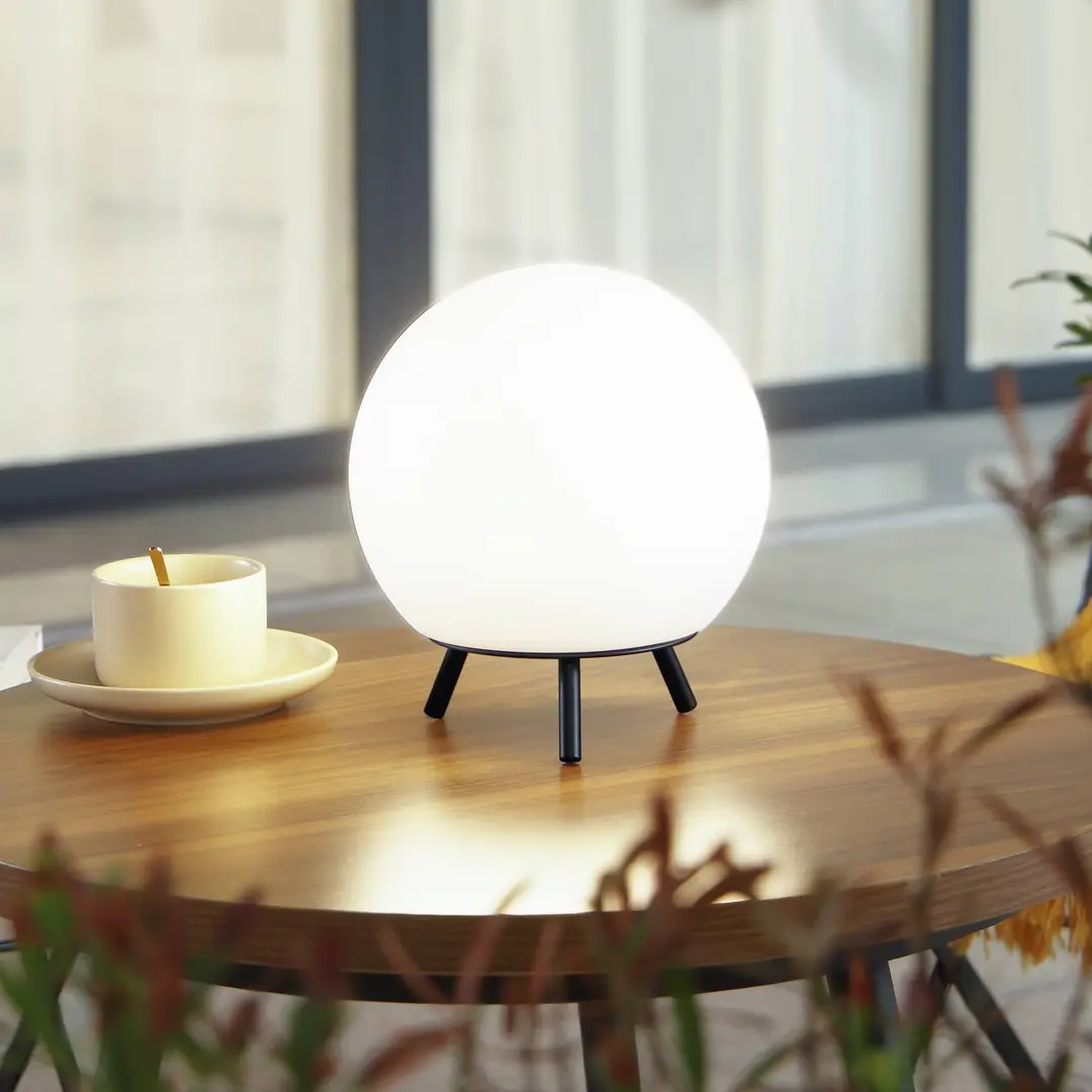Lindby LED-Akkutischlampe Aurilia, schwarz/weiß, Eisen, IP44
