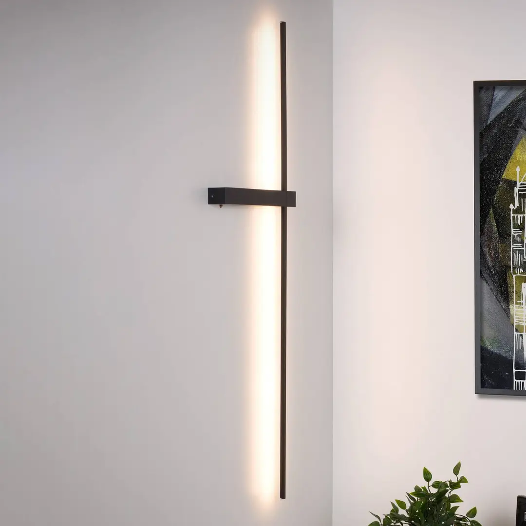 Lucide LED-Wandleuchte Segin, Höhe 90 cm, 10W, schwarz, Aluminium