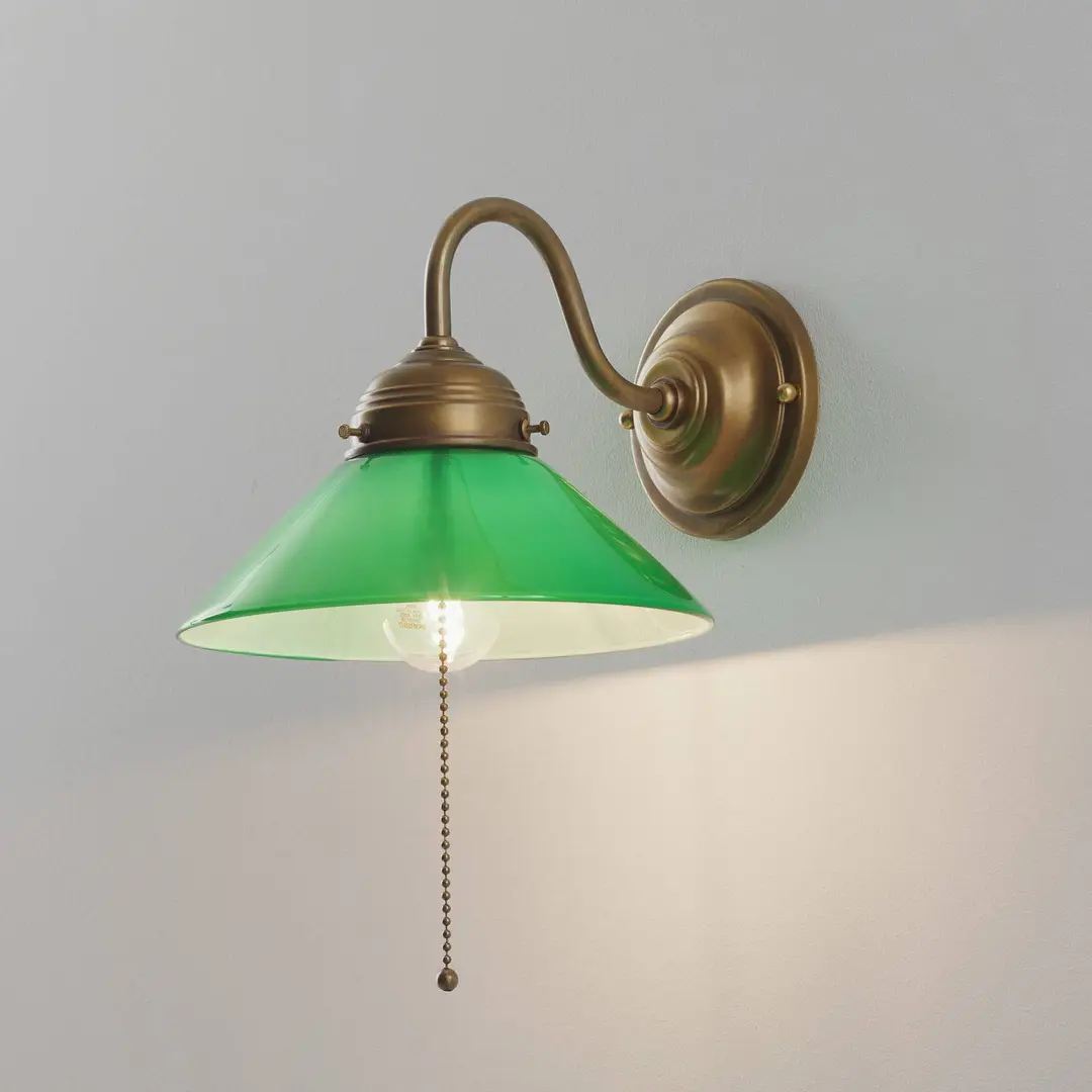 Berliner Messinglampen Wandleuchte KONRAD mit grünem Glasschirm