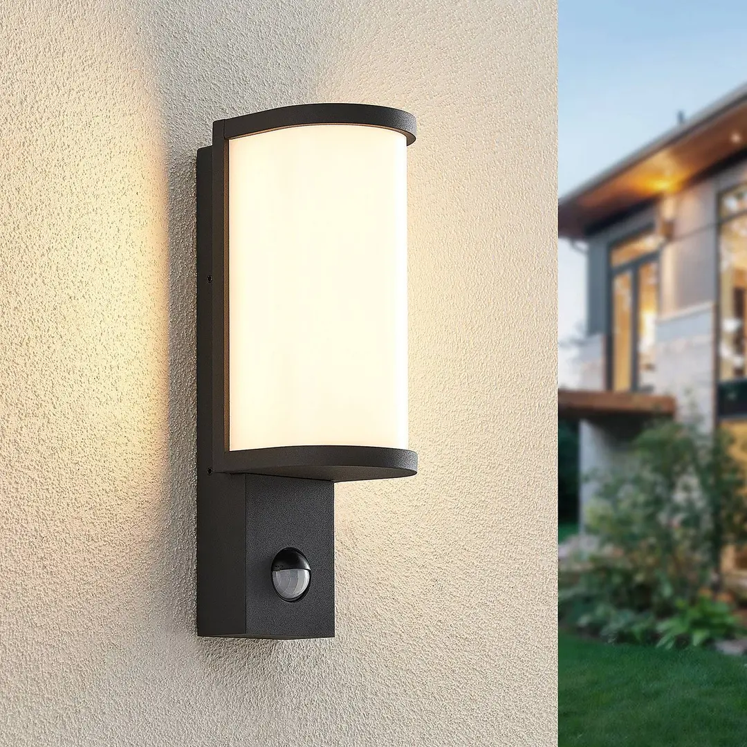 Lucande Jokum LED-Außenwandlampe, IP54, Sensor