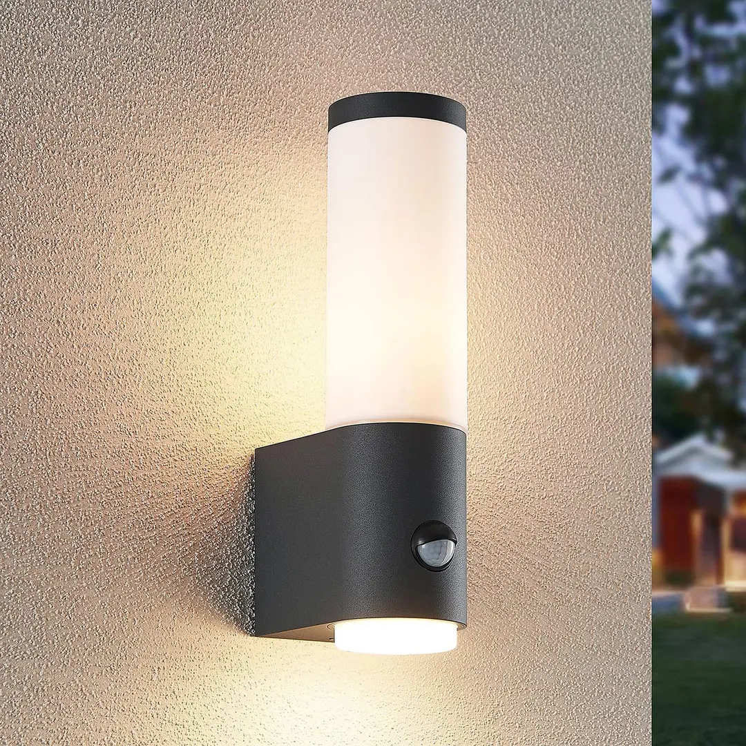 Lindby Okari Außenwandleuchte mit Sensor, gerade