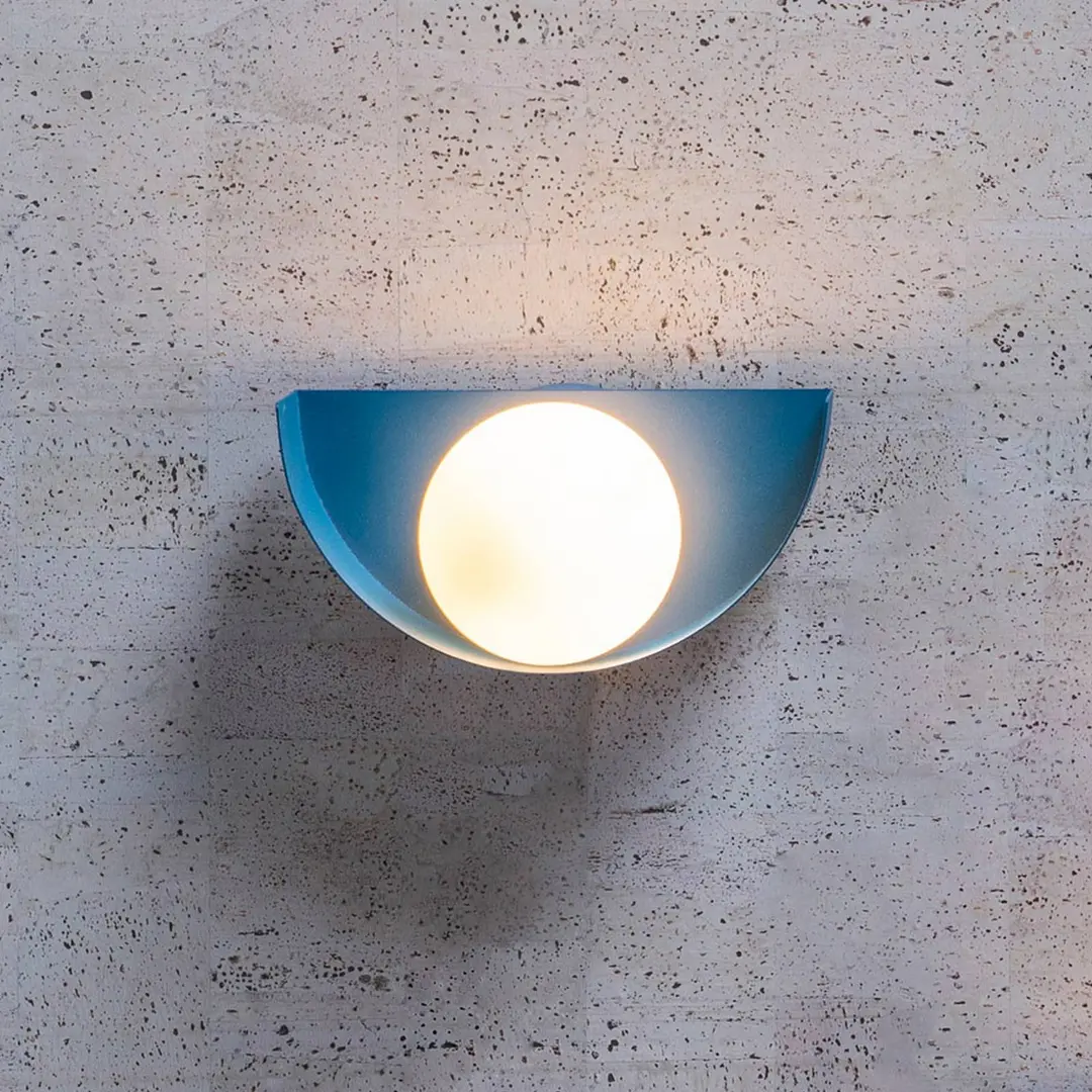 Lucide Wandlampe Benni mit Kugelschirm aus Glas, blau