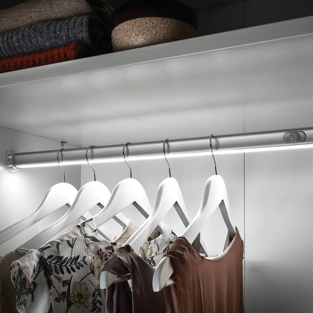 Hera LED-Kleiderstangenleuchte mit Sensor, 120cm
