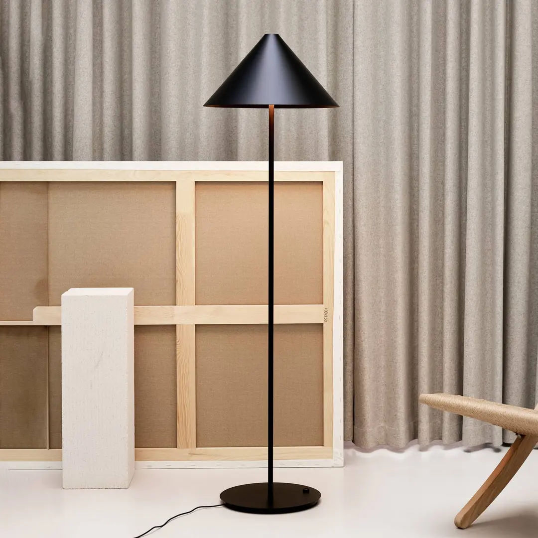 Louis Poulsen Keglen Stehlampe 3.000 K schwarz