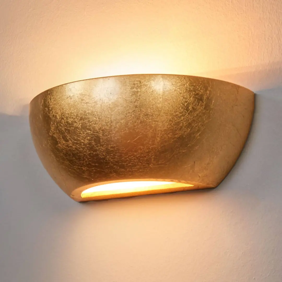 Lindby Wandleuchte Kolja, goldfarben, Gips, 25 cm breit, E14