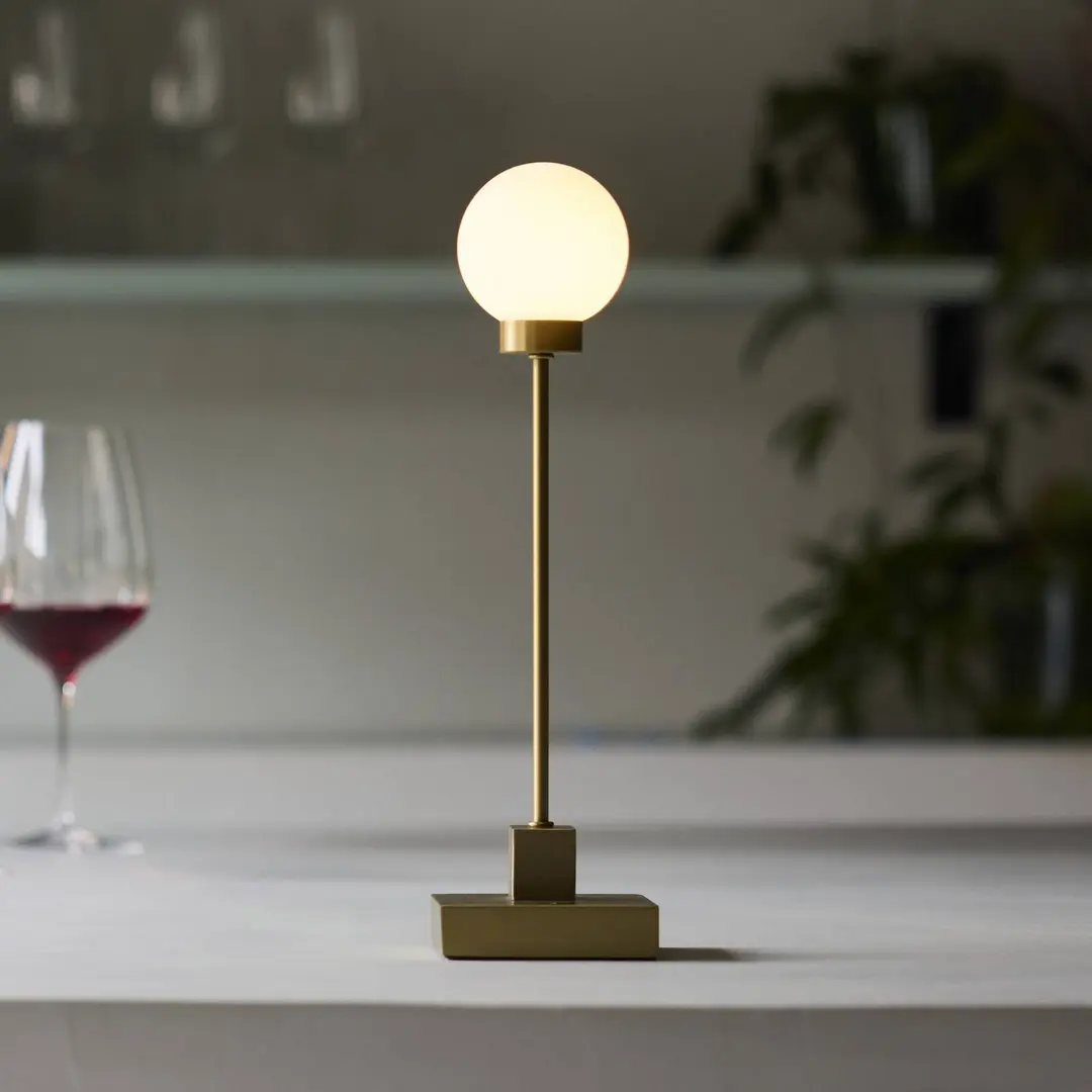 Northern LED-Akku-Tischleuchte Snowball messingfarben 2700 K