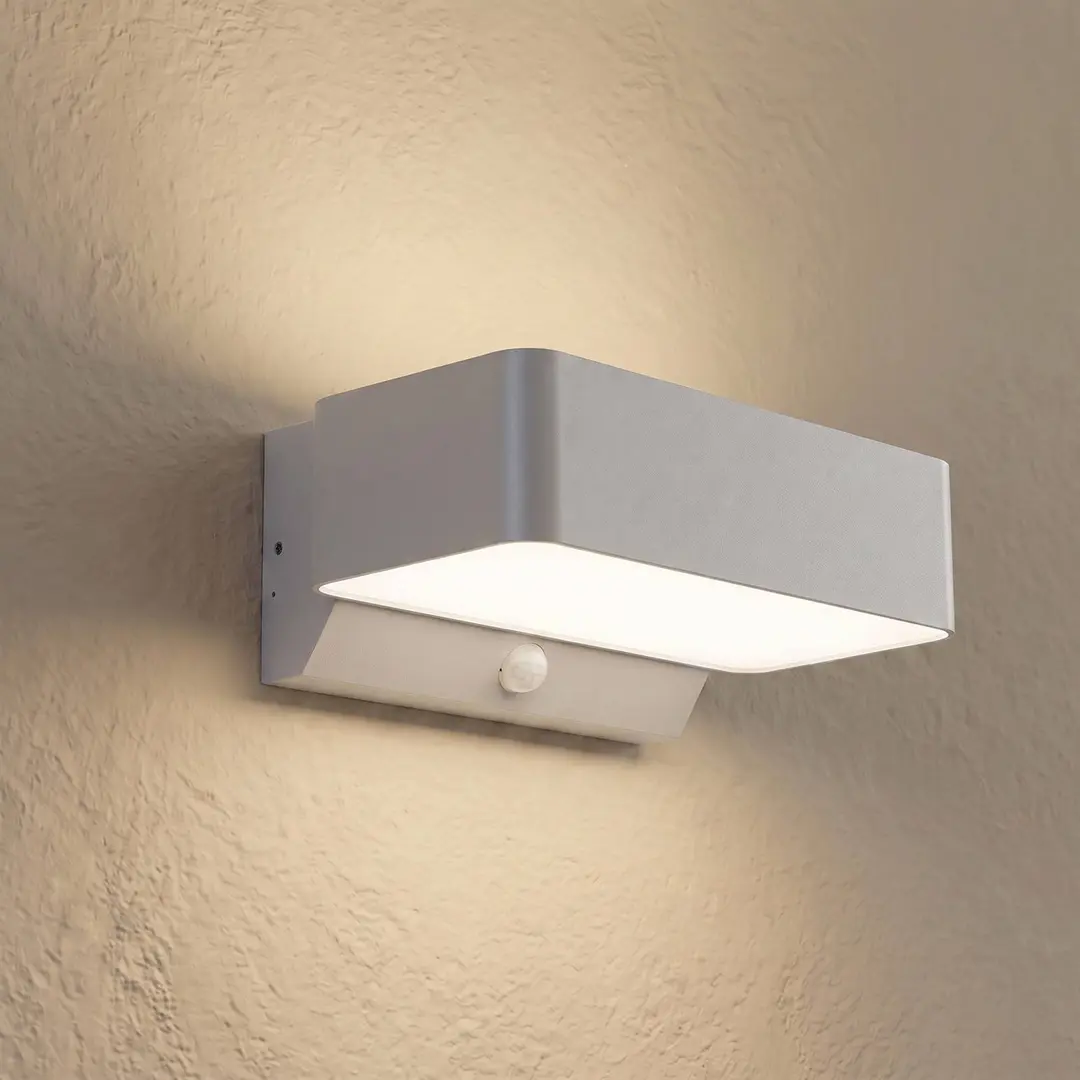 Lucande LED-Außenwandlampe Fando, silber matt, Sensor, IP44