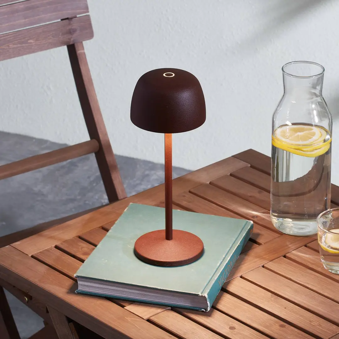 Lindby LED-Akku-Tischleuchte Arietty, braun, dimmbar, IP65