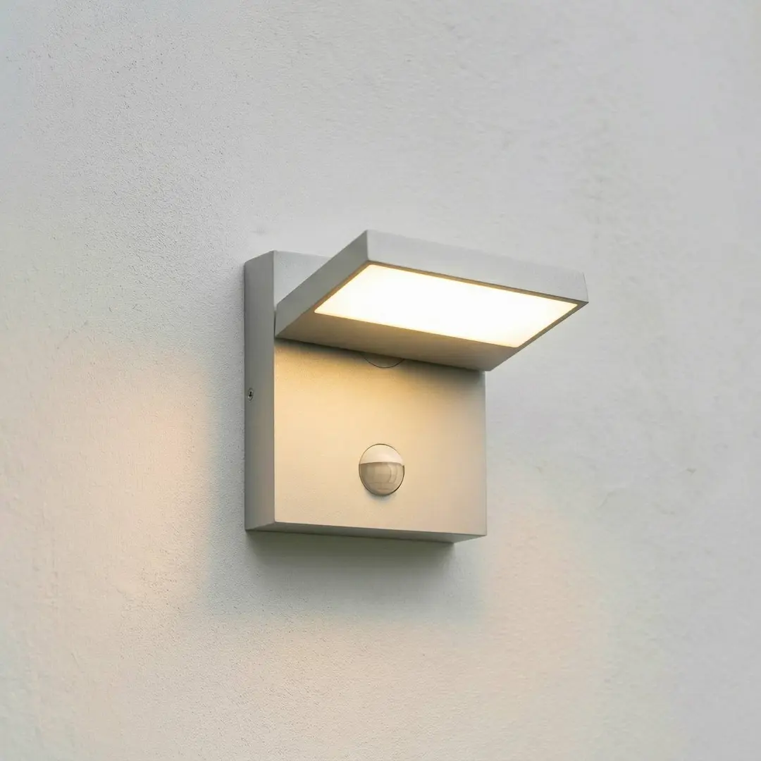Lucande LED-Außenwandleuchte Silvan, steingrau, Sensor, IP54