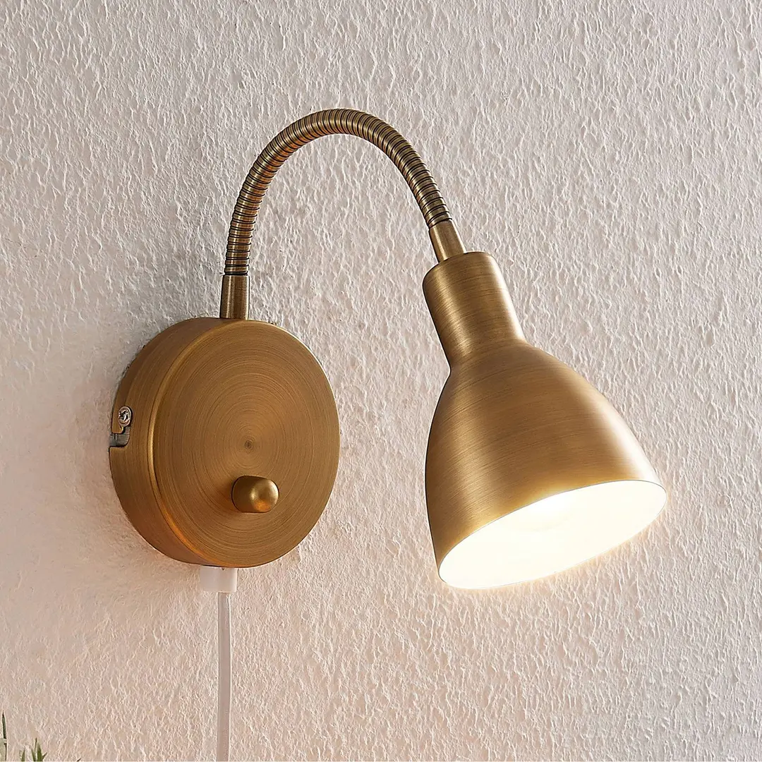 Lindby Wandlampe Amrei, altmessing, 42 cm, Stecker, dimmbar