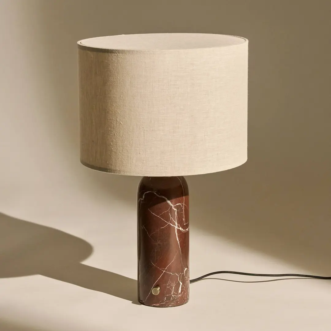GUBI Tischleuchte Gravity Small, Marmor rot, Canvas creme