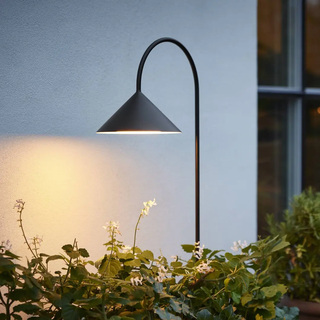 FRANDSEN LED-Erdspießlampe Grasp, schwarz, Höhe 82 cm, IP44