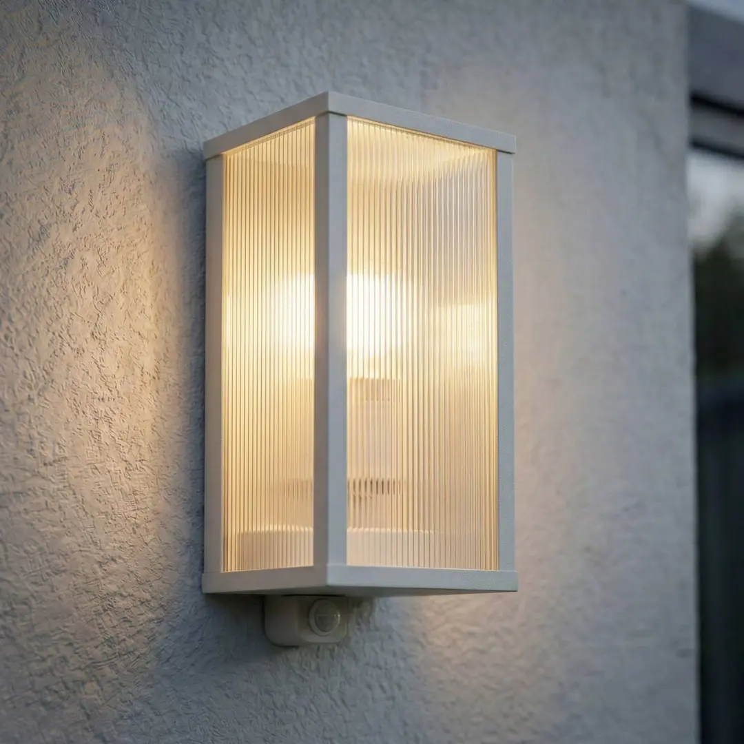 Lindby Außenwandlampe Peldar, grau/geriffelt, 26 cm, Sensor