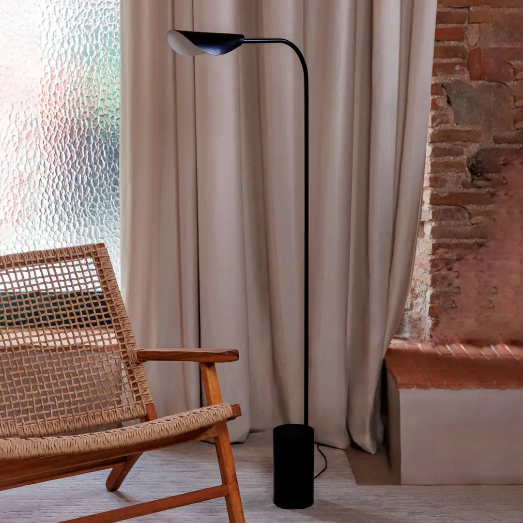 FARO BARCELONA Stehleuchte Liggera, schwarz, Stahl, Höhe 138,3 cm