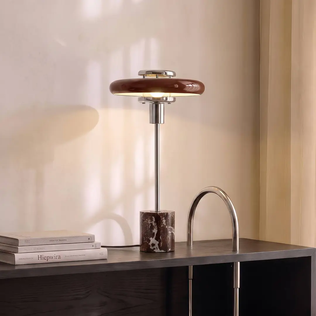 Lindby Tischleuchte Branford, Retro, burgund, Glas/Marmor