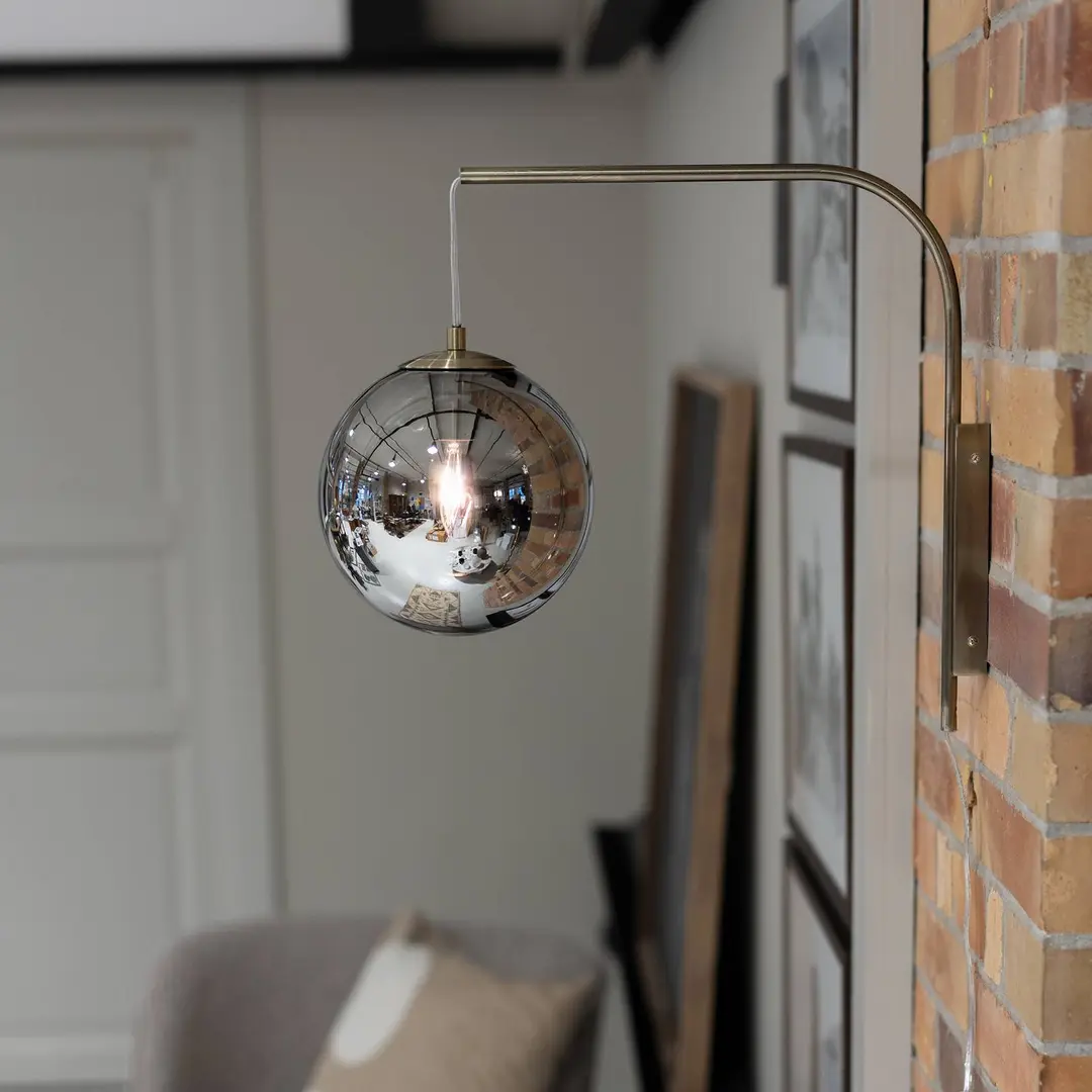 Markslöjd Wandlampe Dione, messing/rauchgrau, Höhe 40 cm Stecker