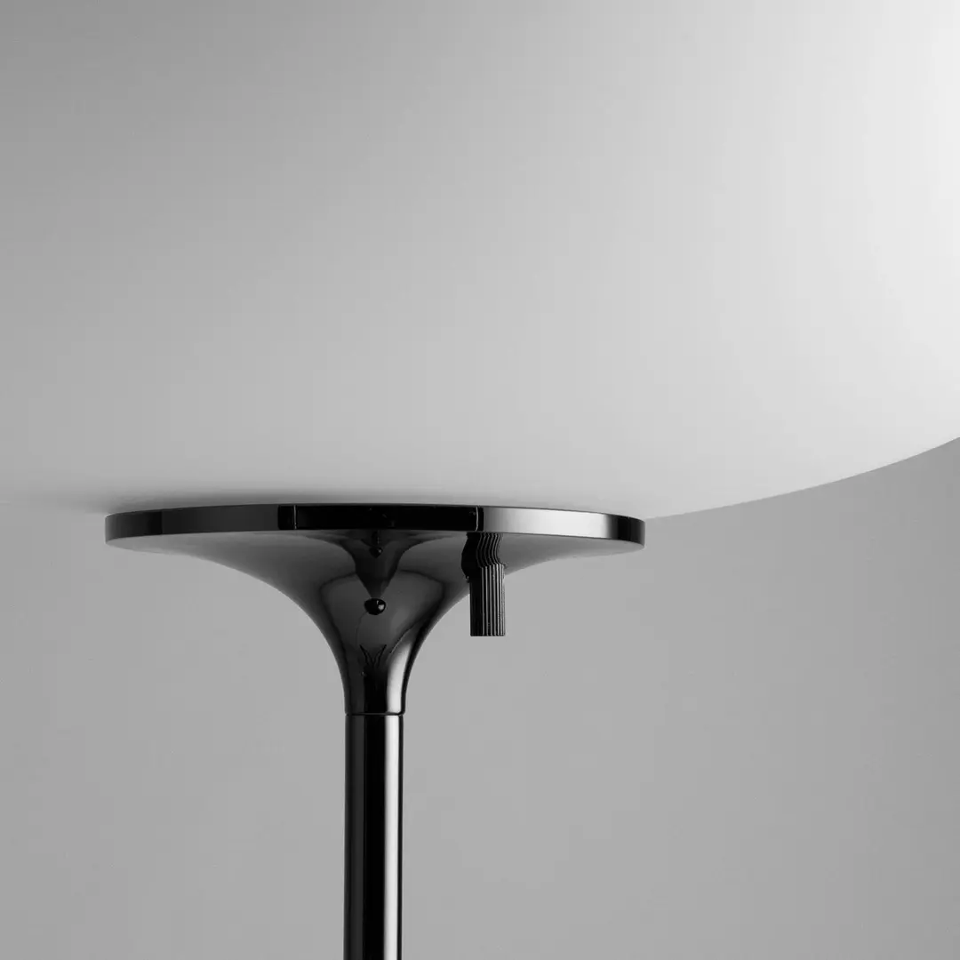 GUBI Stehlampe Stemlite, schwarz-chrom, Höhe 110 cm, dimmbar