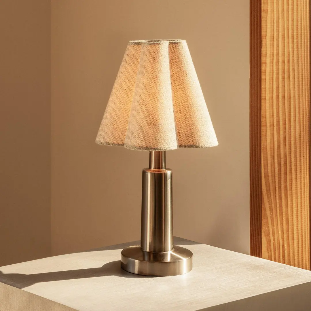 Audo Copenhagen Audo Akku-Tischlampe Admiral, chrom/beige, 27 cm, Textil