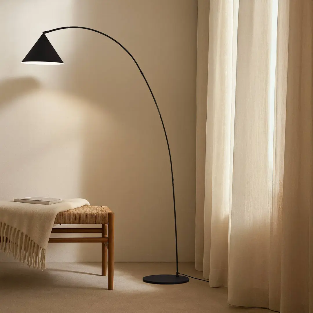 Lindby Bogenlampe Triangolo, schwarz, Höhe 195cm, Metall E27