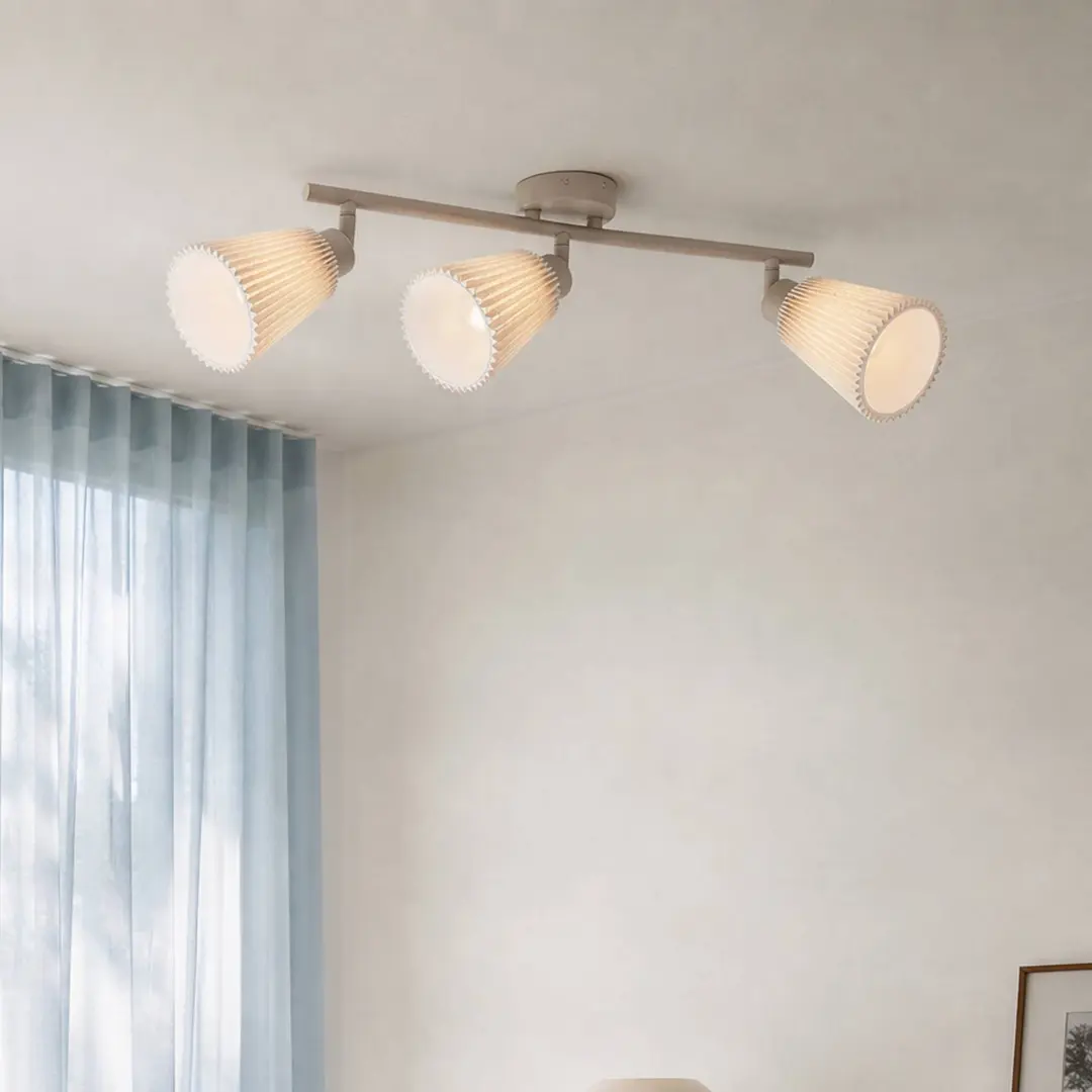 NOLA Deckenstrahler Percy, beige, 3-fl., Länge 70 cm, Leinen