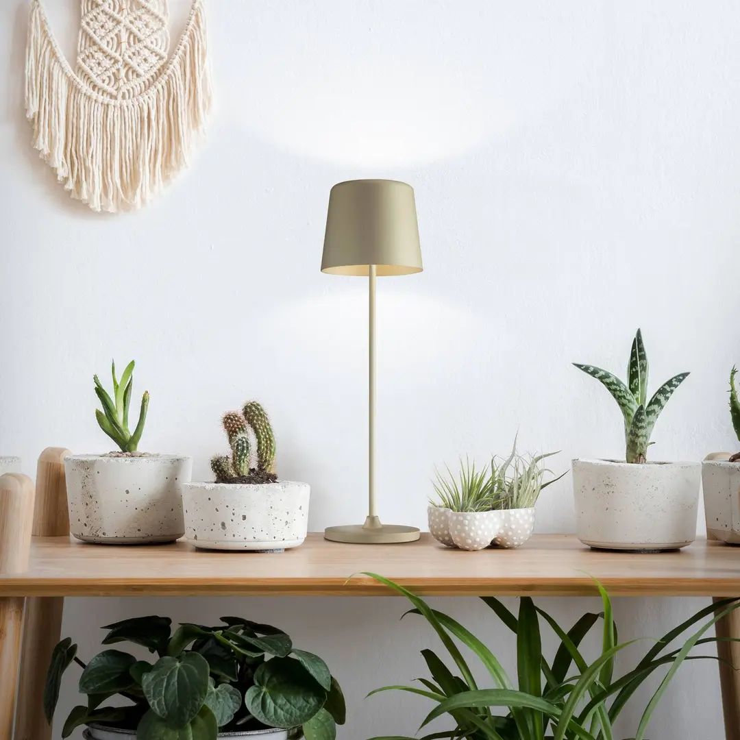 Brilliant LED-Akku-Tischlampe Kaami, dimmbar gold matt