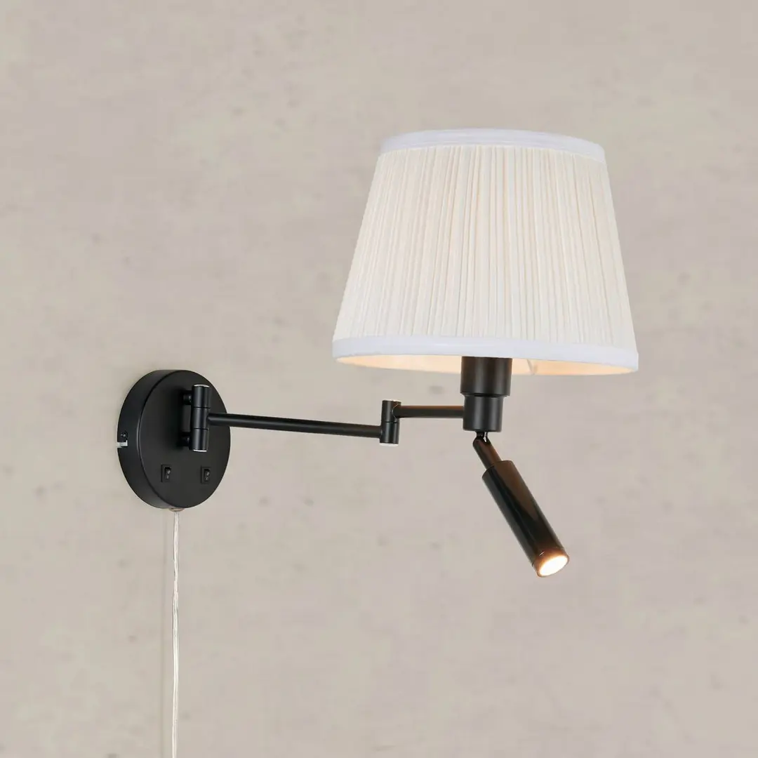 Markslöjd Wandlampe Pivot, naturweiß/schwarz, Ausladung 43 cm, 2-flg.