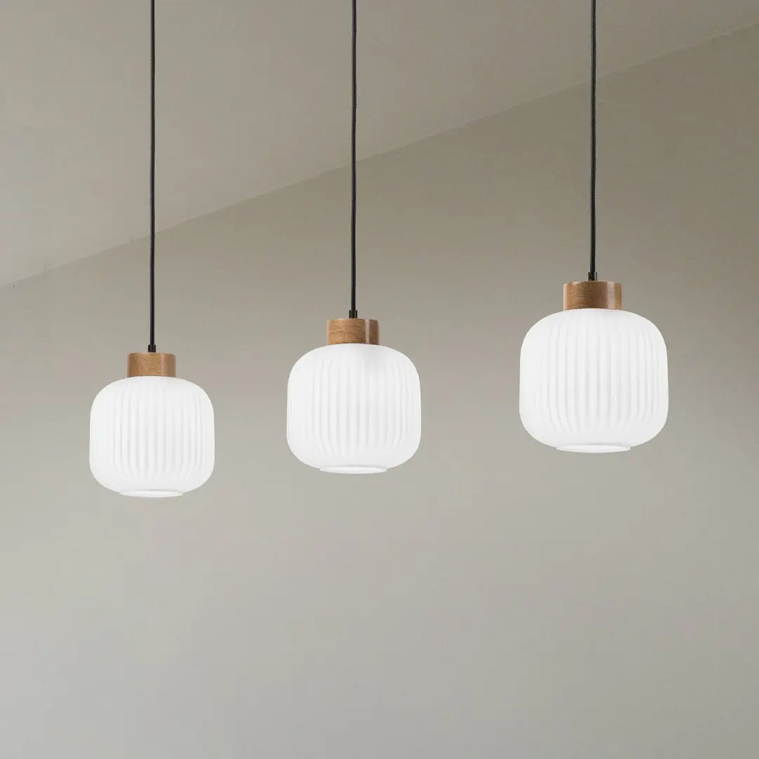 Lamkur Hängelampe Harmony, Länge 110 cm, Opalglas Eichenholz 3-flg.