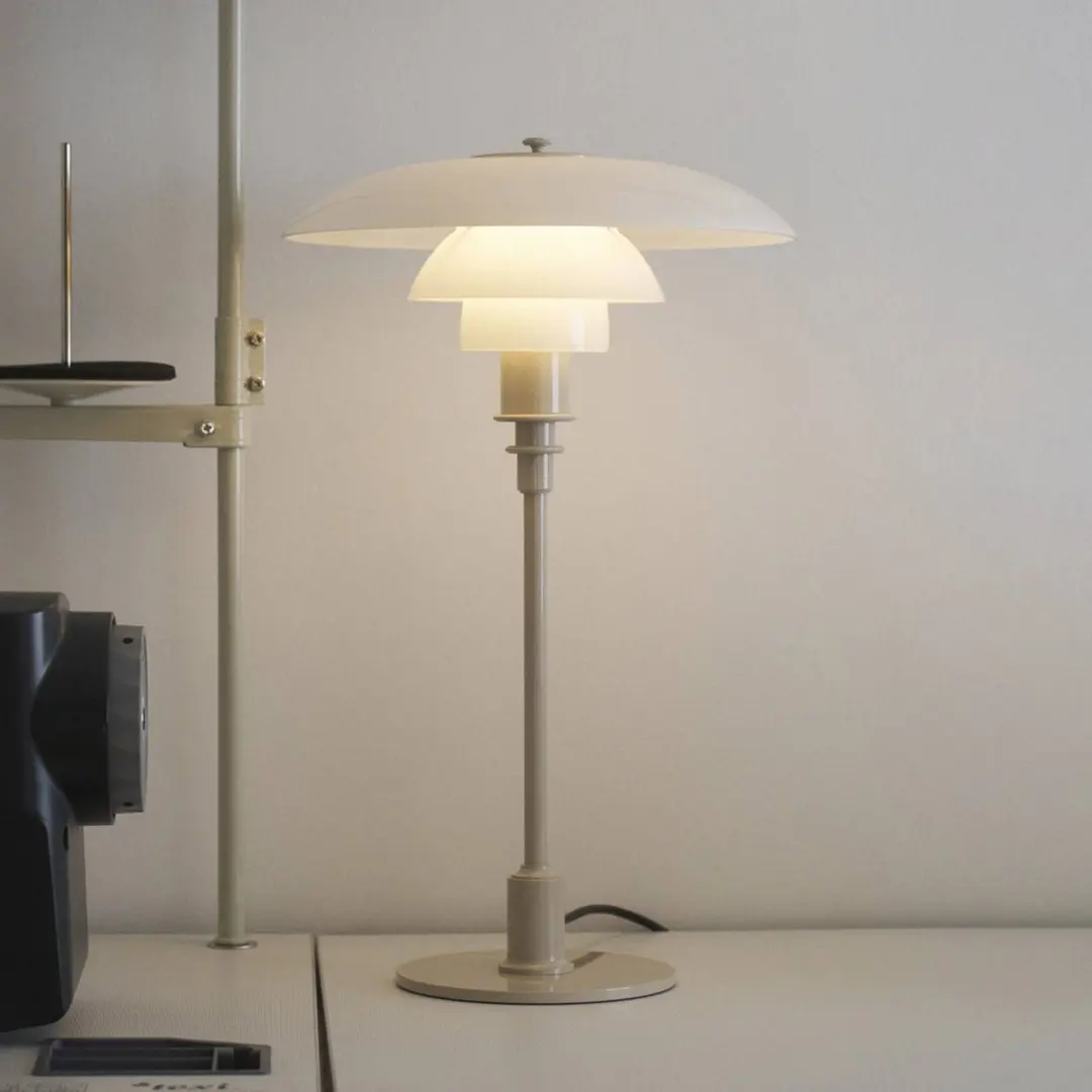 Louis Poulsen Tischlampe PH 3/2, beige glänzend, Ø 28 cm