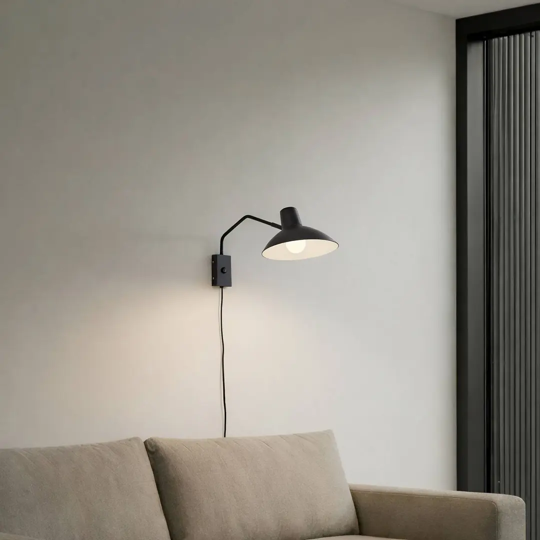 Lindby Wandleuchte Adrik, schwarz, Metall, mit Stecker