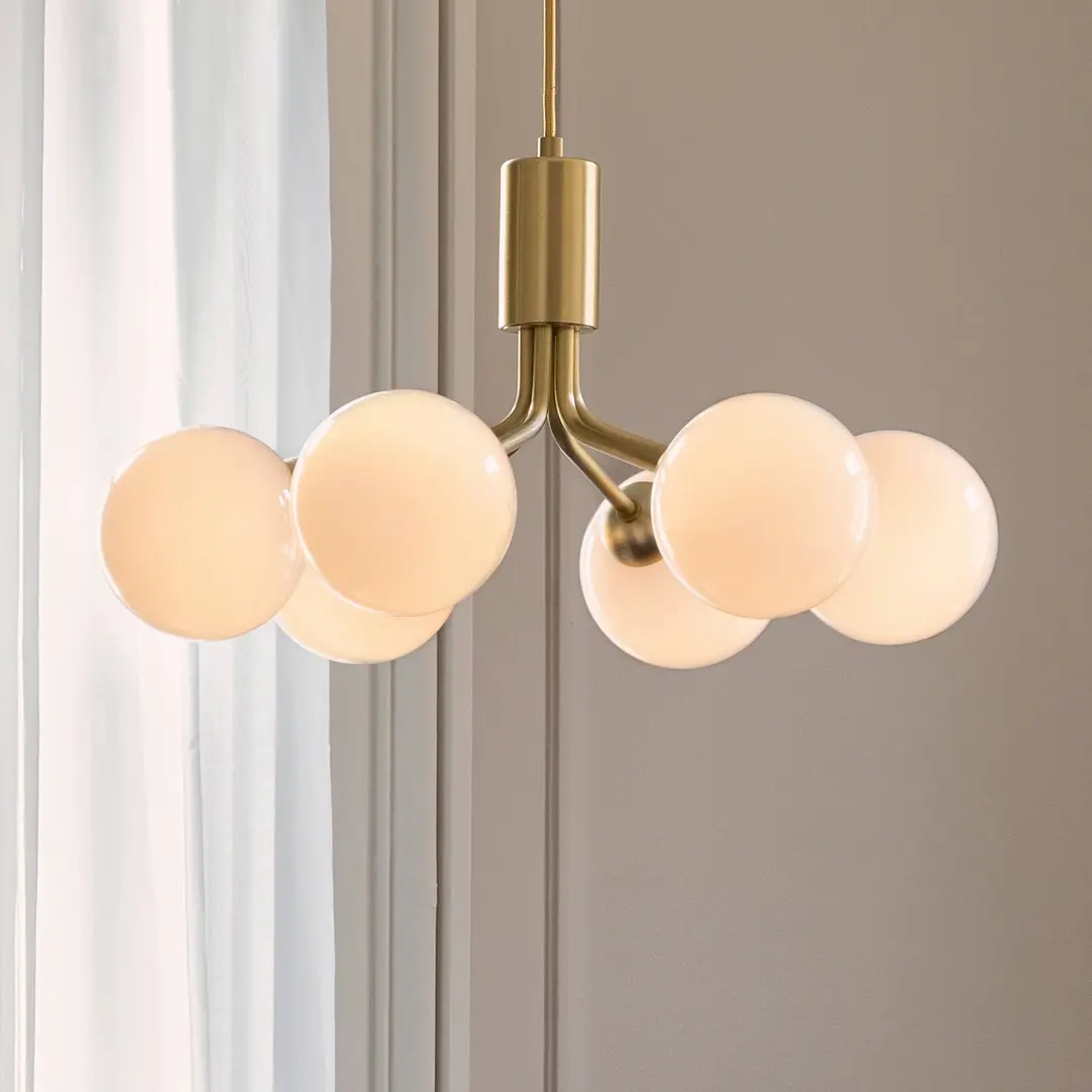 Nuura Pendelleuchte Apiales 6, Ø 50 cm, messingfarben/opal