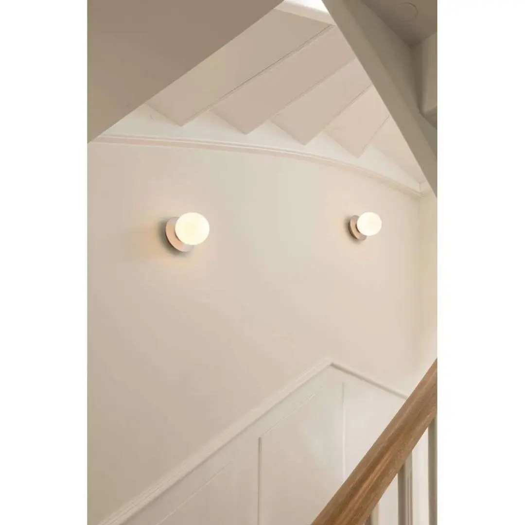 Nuura Wandleuchte Liila 1 IP44, Ø 14 cm, silber/opal