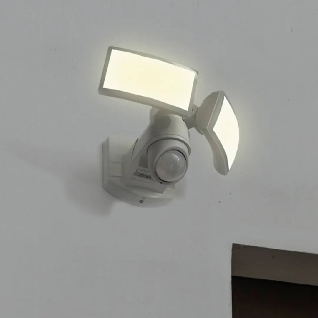 Lutec LED-Sensor-Außenwandstrahler ARC, weiß, 28 cm, 2-flg., IP54