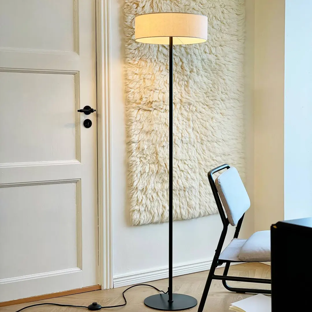 Dyberg Larsen Stehleuchte Calix, schwarz/naturfarben, 150 cm