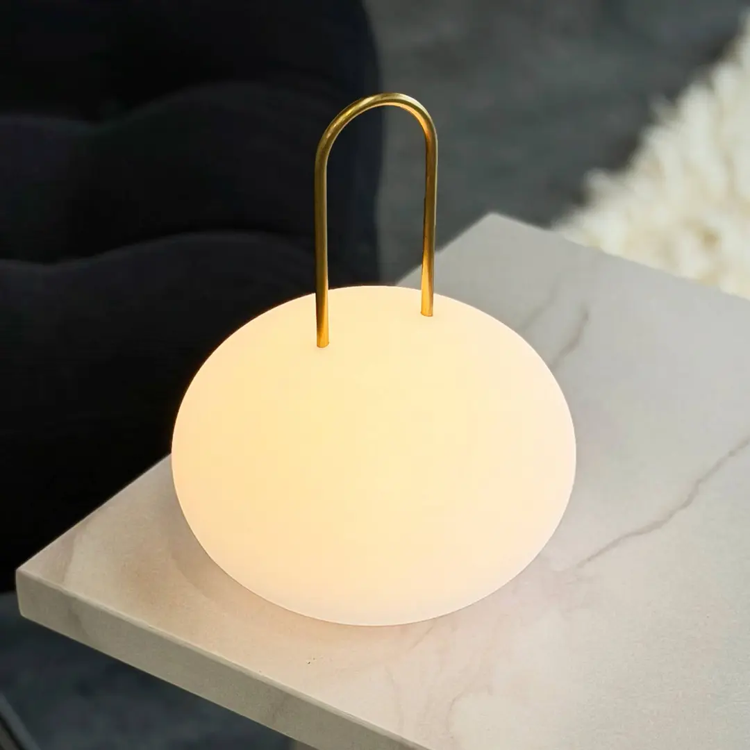 Dyberg Larsen LED-Akku-Laterne Ellipse, weiß/messing, IP44
