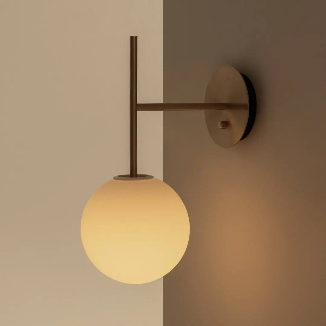 Audo Copenhagen Audo Wandleuchte TR Bulb Suspended messingfarben, Glas, dim.
