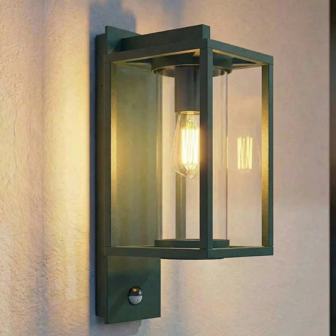Lucande Außenwandlampe Ferda, Sensor Fassung unten, grün