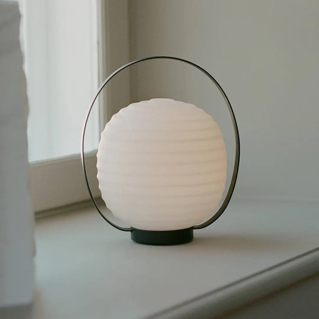 New Works LED-Akkutischleuchte Lantern, weiß, Glas, dimmbar