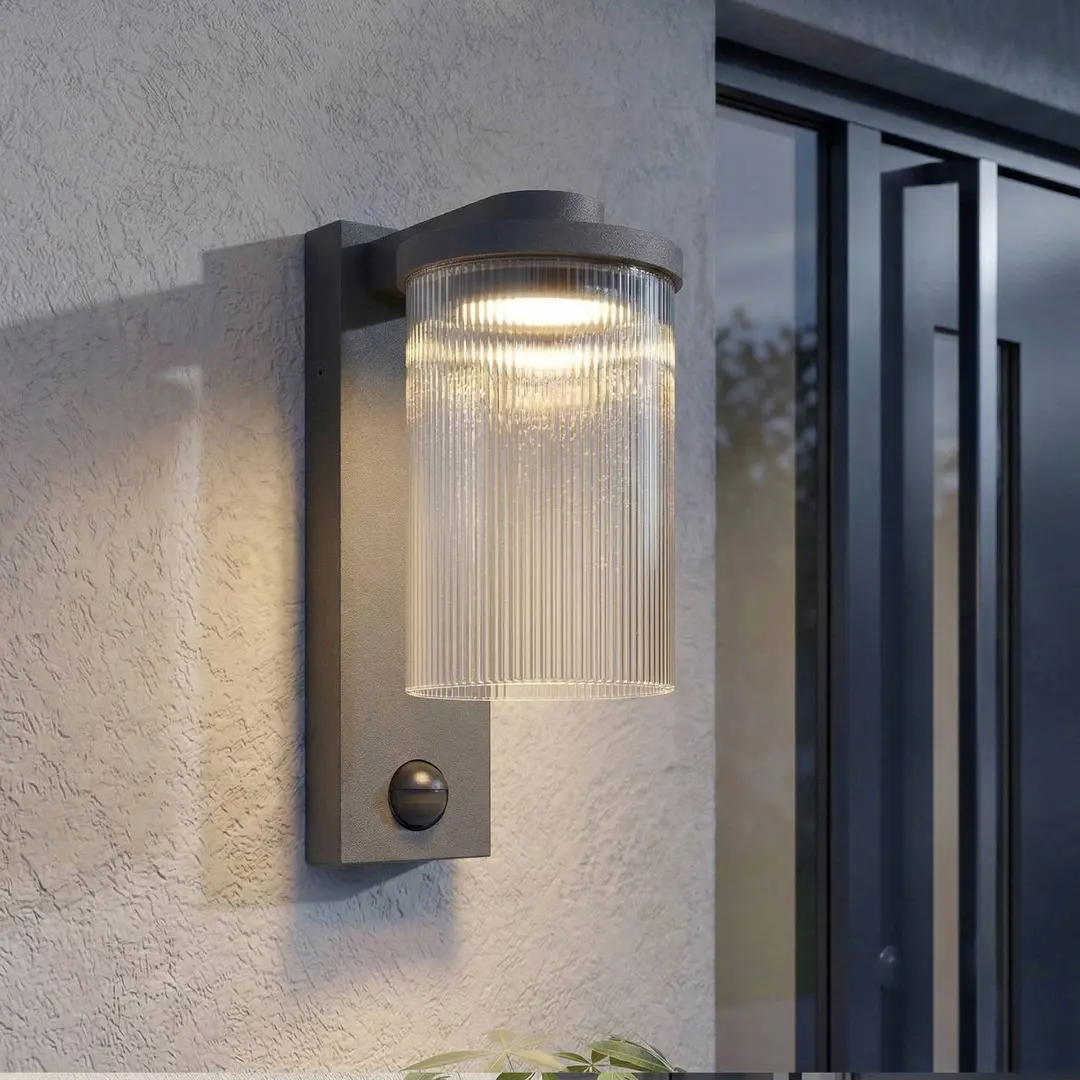 Lucande LED-Außenwandlampe Beelia Sensor anthrazit geriffelt