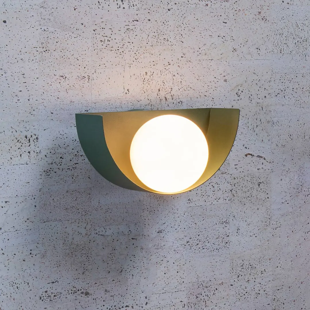Lucide Wandlampe Benni mit Kugelschirm aus Glas, grün