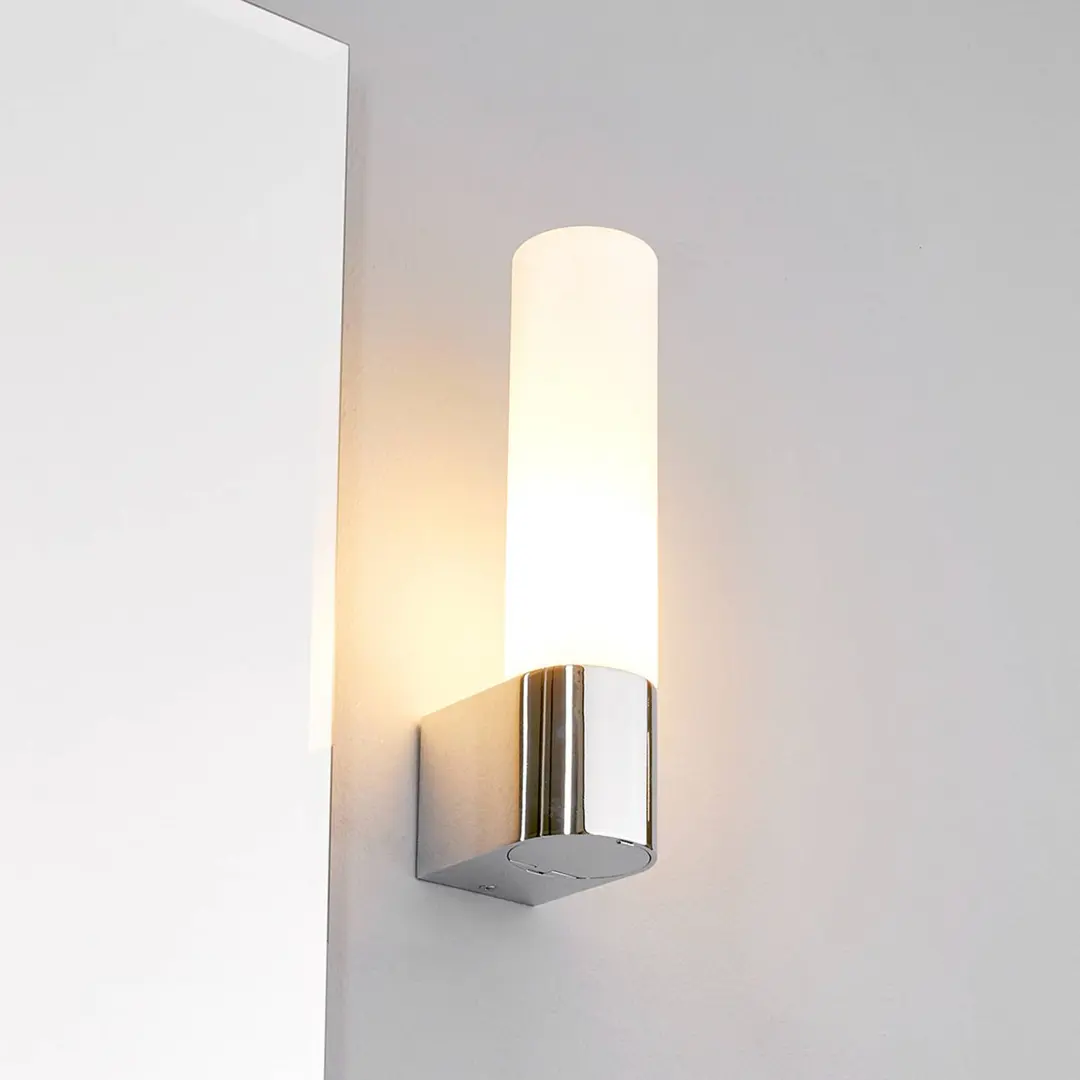 Lindby Spiegellampe Melike, 27 cm, chrom, IP44, Steckdose