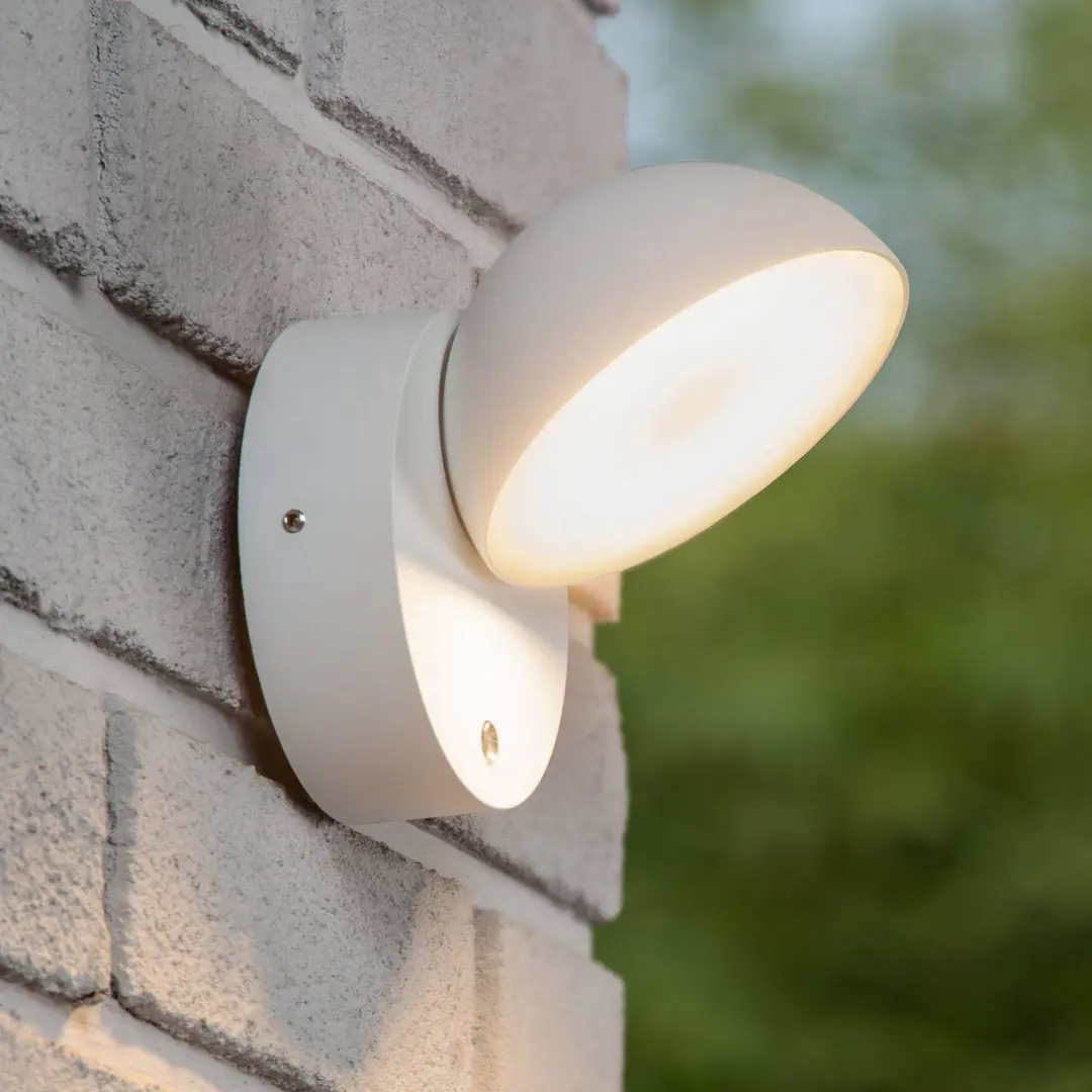 Lucide LED-Wandleuchte Finn, weiß, Metall, IP54, Tag/Nacht-Sensor