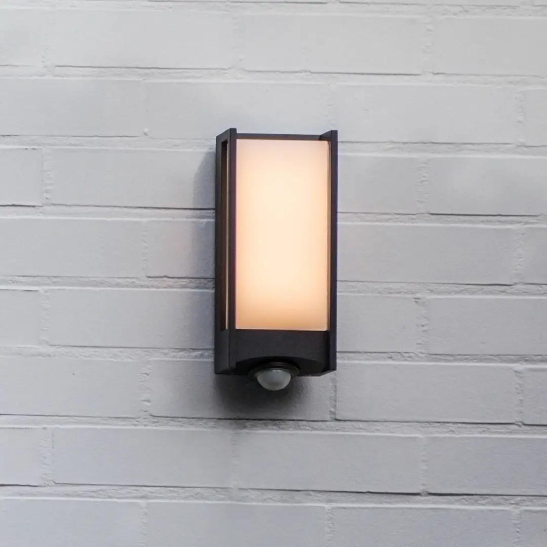 Lutec LED-Sensor-Außenwandlampe QUBO, dunkelgrau, Höhe 27 cm, IP54
