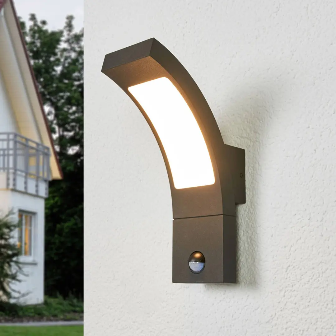 Lucande LED-Außenwandlampe Juvia, Sensor, 27 cm, grau, IP54