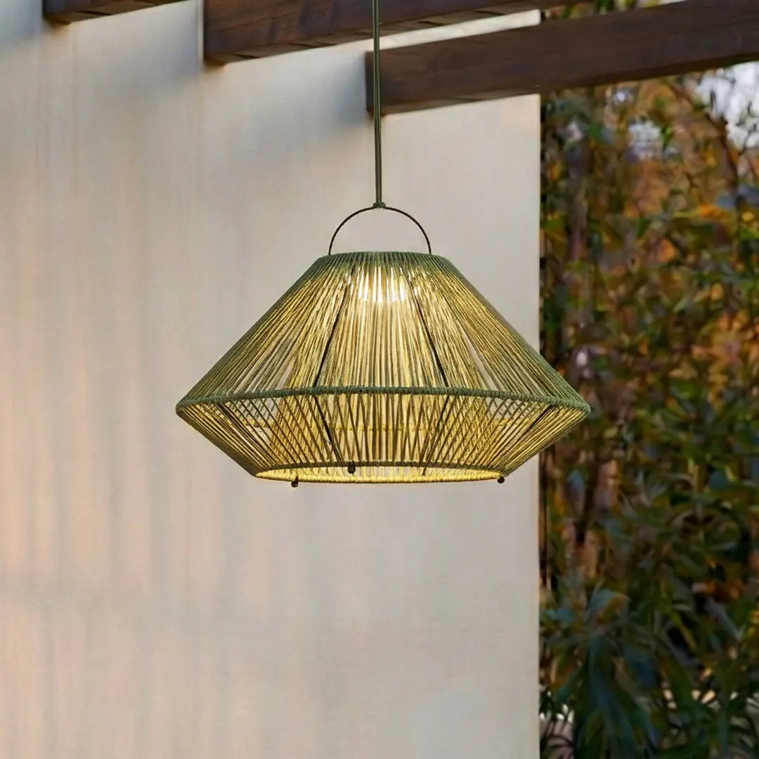 Lindby LED-Solarhängelampe Austas, grün, Ø 50 cm, USB, IP54