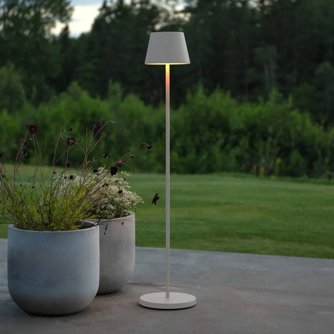 Konstsmide LED-Akku-Stehlampe Pomezia, weiß, 124 cm, IP54, USB