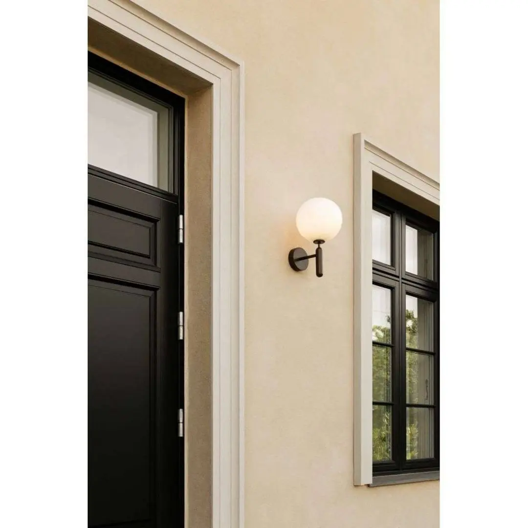 Nuura Außen-Wandlampe Miira, Ø 20 cm, bronze dunkel/opal