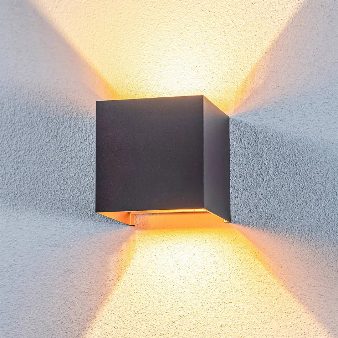 Lindby LED-Außenwandlampe Nivar, eckig, schwarz/gold, 10cm