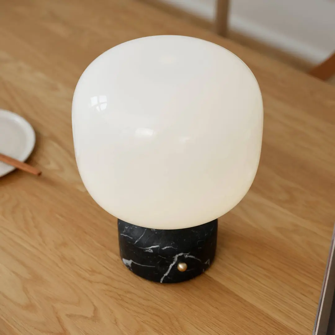 GEJST LED-Akku-Tischlampe Meemo, Marmor schwarz, Glas, USB